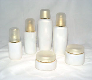 Botellas de cristal y tarros cosméticos helados soplados blancos de la crema
