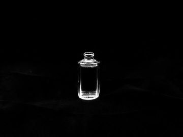 100 ml de muestra aplicada de perfume en botellas y frascos de vidrio